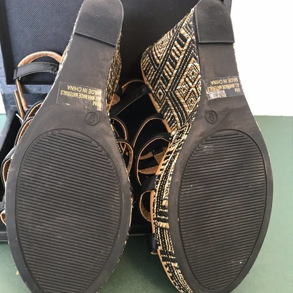 Dolce by Mojomoxy Wedge Platform Black Sandals - Picture 5 of 8